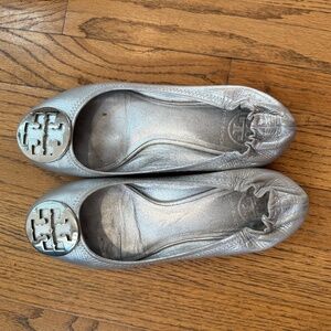 TORY BURCH BALLET FLAT -SILVER/METALLIC